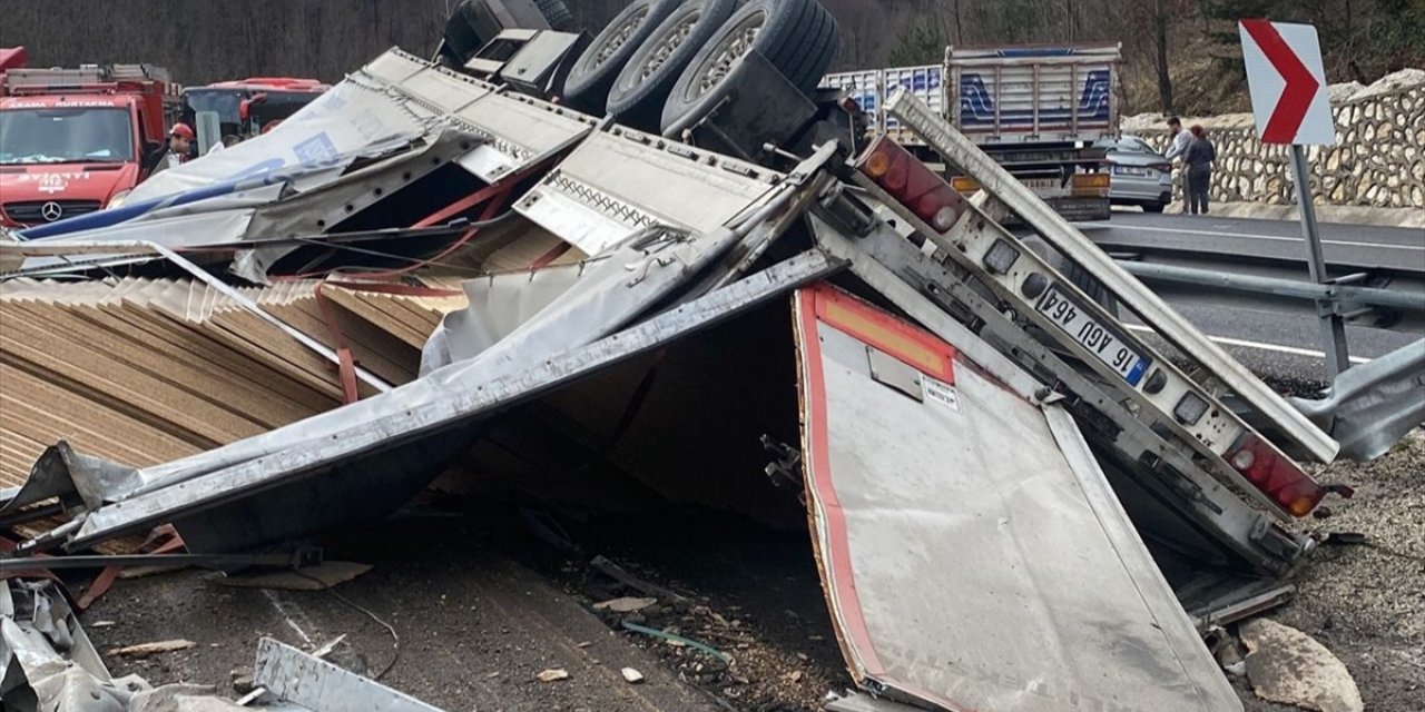 Bursa'da devrilen tırın sürücüsü hayatını kaybetti