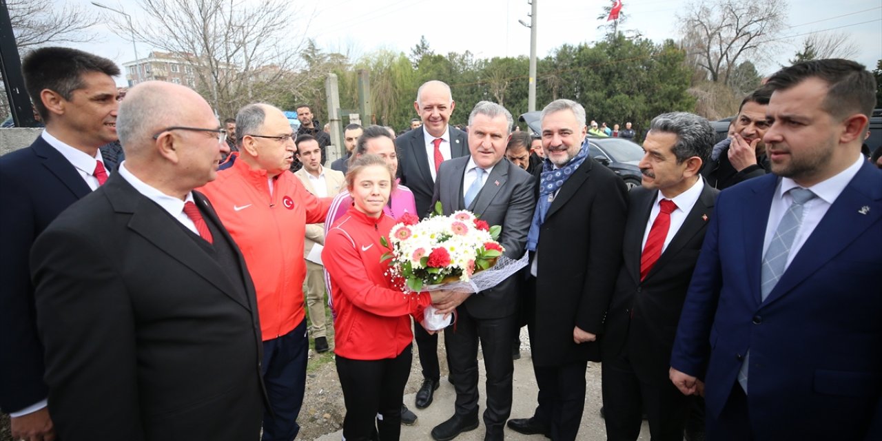 Gençlik ve Spor Bakanı Bak, Lüleburgaz'da spor salonu açılışında konuştu:
