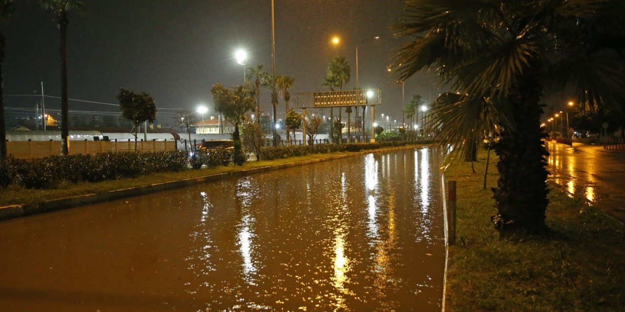 Hatay'da sağanak hayatı olumsuz etkiledi