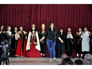 Kırgız-Türk Anadolu Kız Meslek Lisesi öğrencileri, “Macbeth”i sahneledi