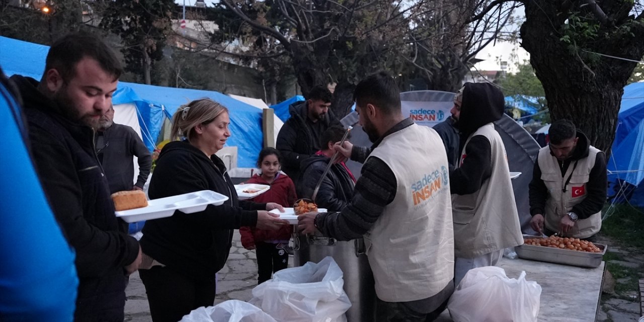 Sadece İnsan Derneği 11 ülkede iftar sofrası kuracak