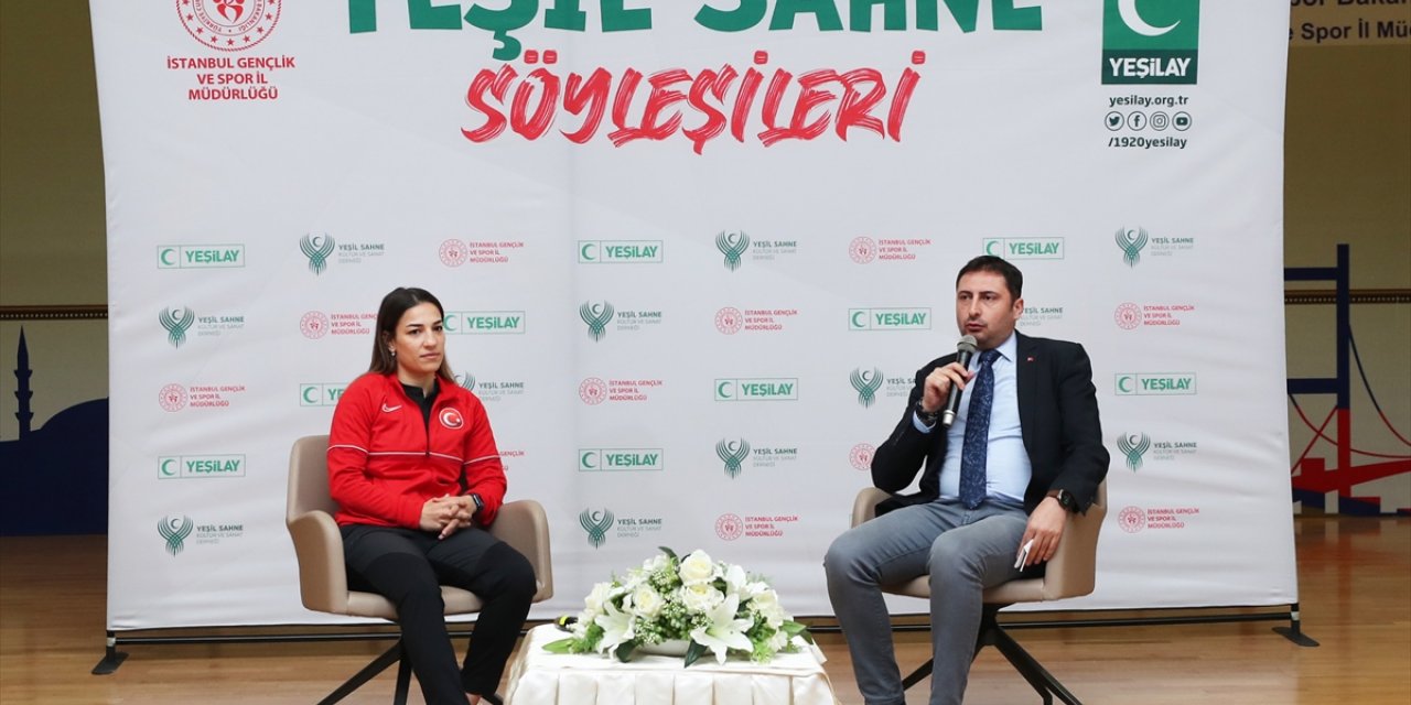 Dünya şampiyonu boksör Ayşe Çağırır "Yeşil Sahne"de gençlerle bir araya geldi: