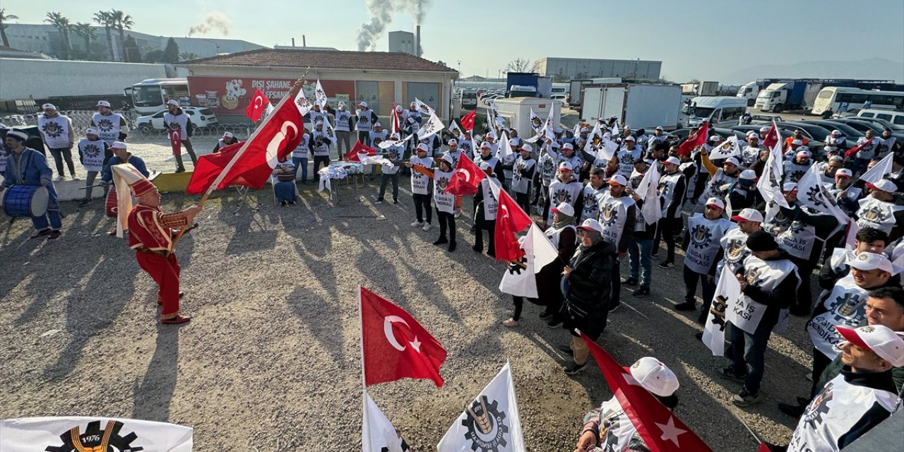 Öz Gıda İş Sendikası üyesi işçiler Lezita'da greve gitti