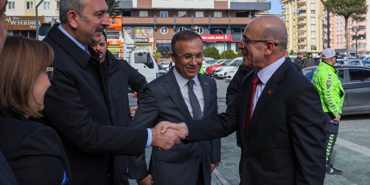 Hazine ve Maliye Bakanı Şimşek, Gaziantep'te iş dünyası temsilcileriyle buluştu