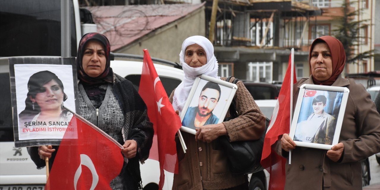 Vanlı aileler DEM Parti İl Başkanlığı önündeki eylemlerini sürdürüyor