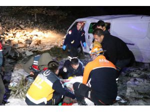 Erzincan'da kamyonet şarampole devrildi: 3 yaralı