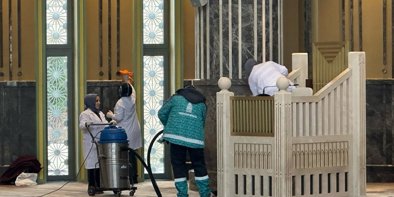 Taksim Camii ramazana hazırlık için gül suyuyla yıkandı