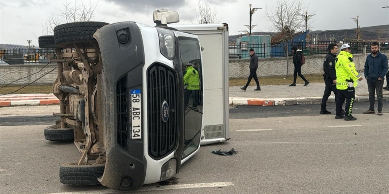 Sivas'ta iki kamyonet çarpıştı, 1 kişi yaralandı