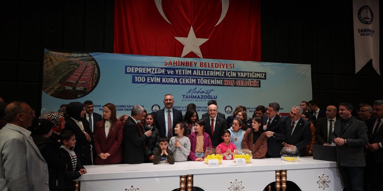 Bakan Şimşek, Gaziantep'te gençlik merkezi açılışı ve kura çekimine katıldı