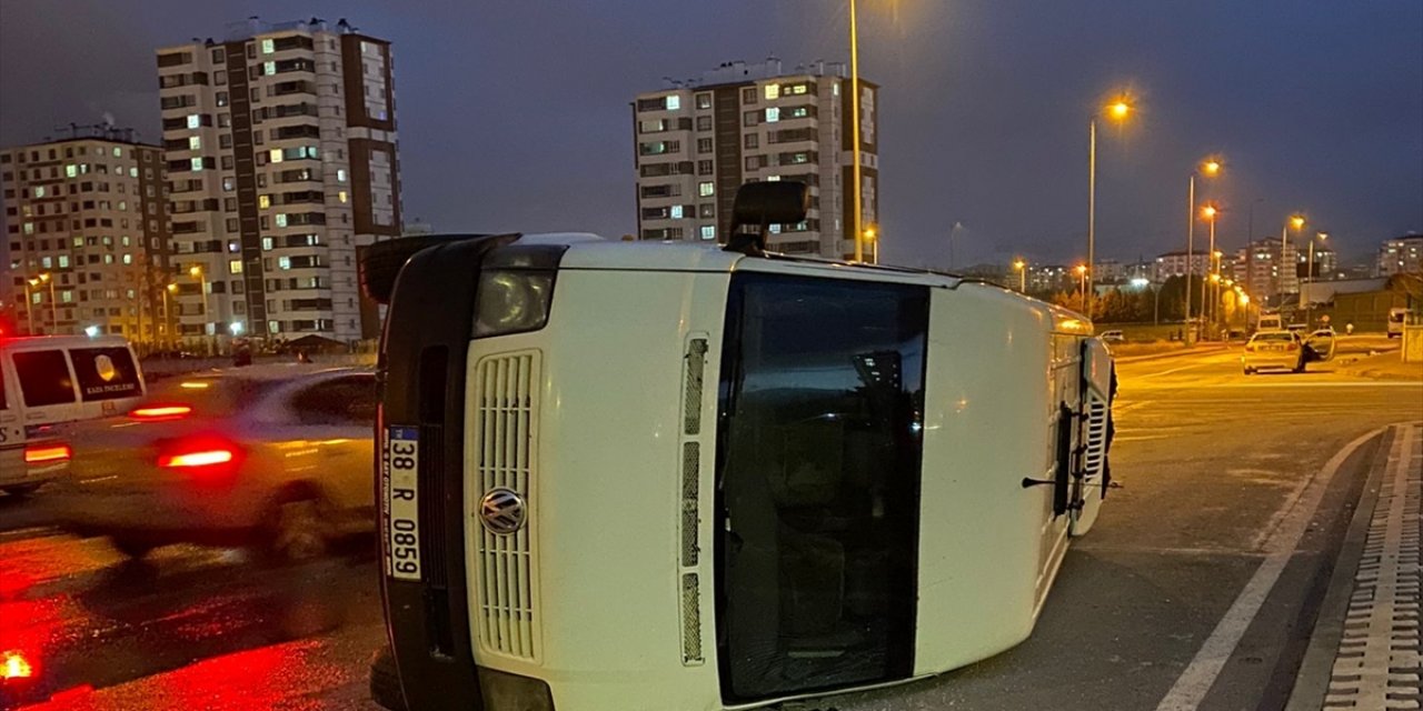 Kayseri'de işçi servisi ile otomobilin çarpıştığı kazada 3 kişi yaralandı
