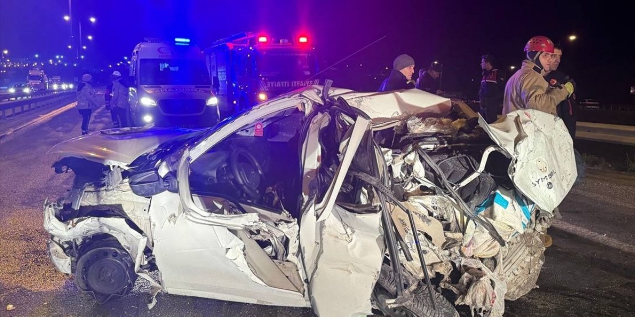 İstanbul'da hafriyat kamyonu ile otomobilin çarpıştığı kazada 5 kişi yaralandı