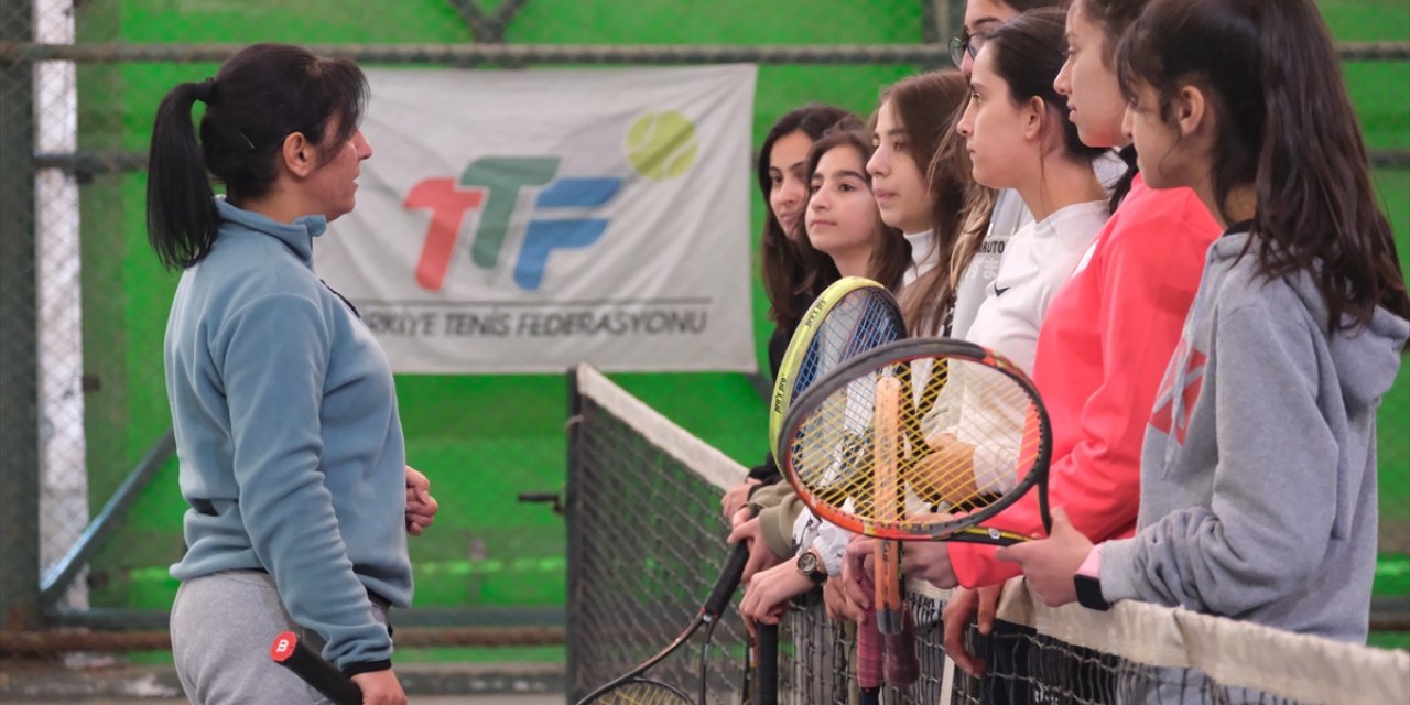 Hakkarili çocuklara tenisi sevdiren kadın: Nevin Erik