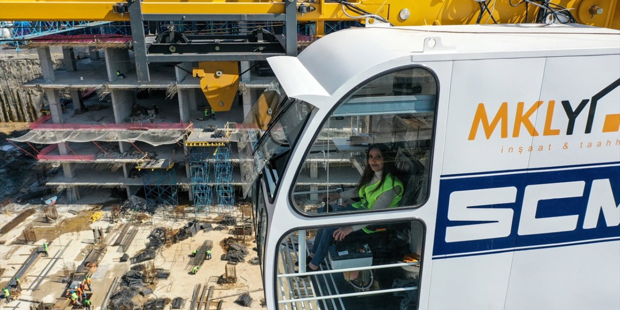 Kadın kule vinç operatörü ekmeğini metrelerce yüksekte çalışarak kazanıyor