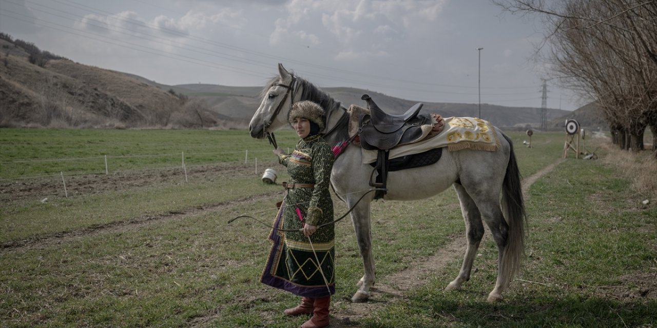 Kadınlar geleneksel atlı okçulukta da 'varız' diyor