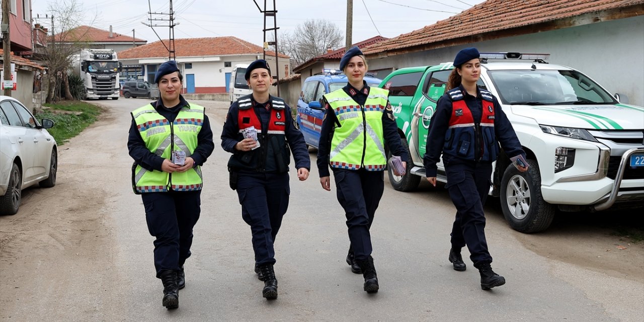 Edirne'nin kadın jandarma timi köylerde yoğun mesaiyle bilgilendirme yapıyor