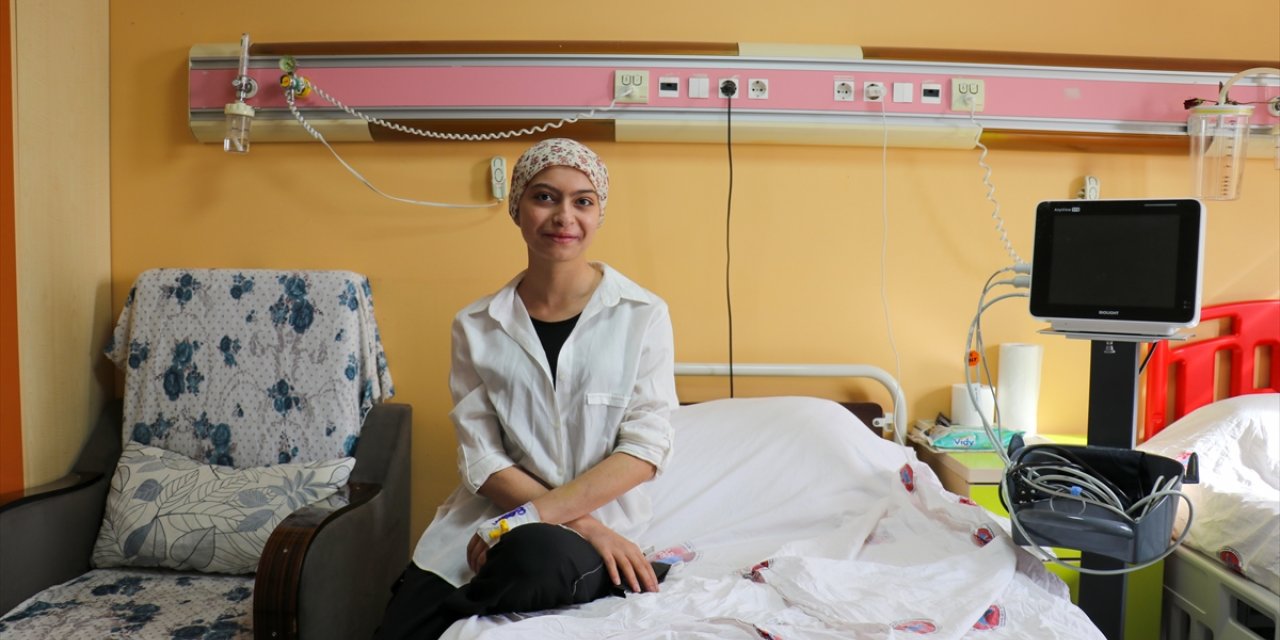 Lösemi tedavisi gören İlayda hastane odasında üniversite sınavına hazırlanıyor