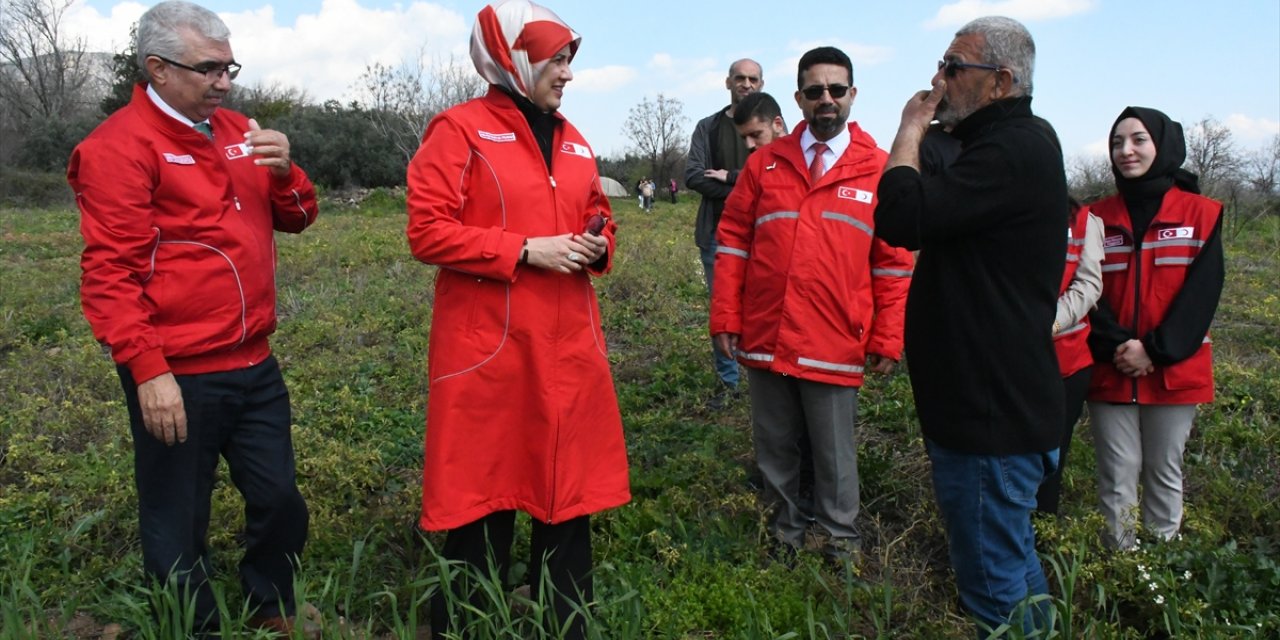 Türk Kızılay Genel Başkanı Yılmaz, Hatay'da destek verdikleri çiftçiyi ziyaret etti