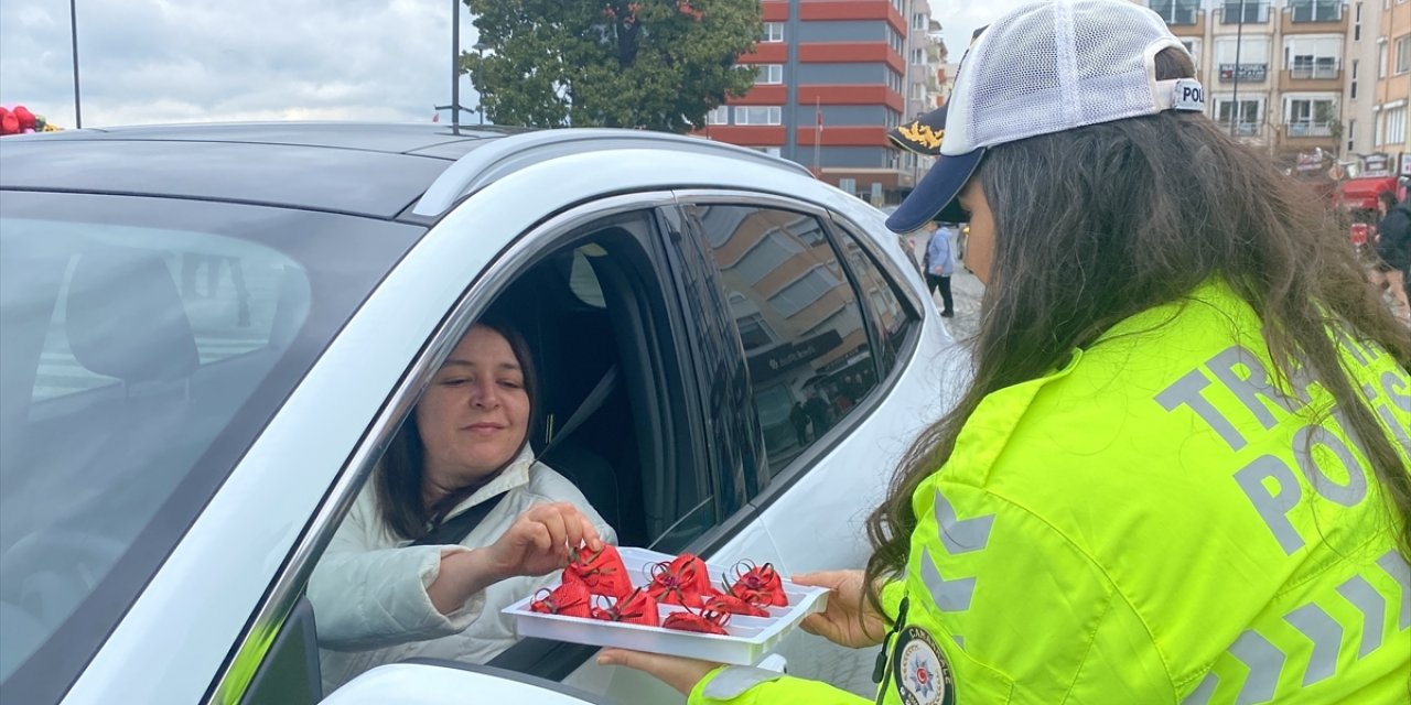 Çanakkale'de polis ekiplerinden kadın sürücülere çikolata ikramı