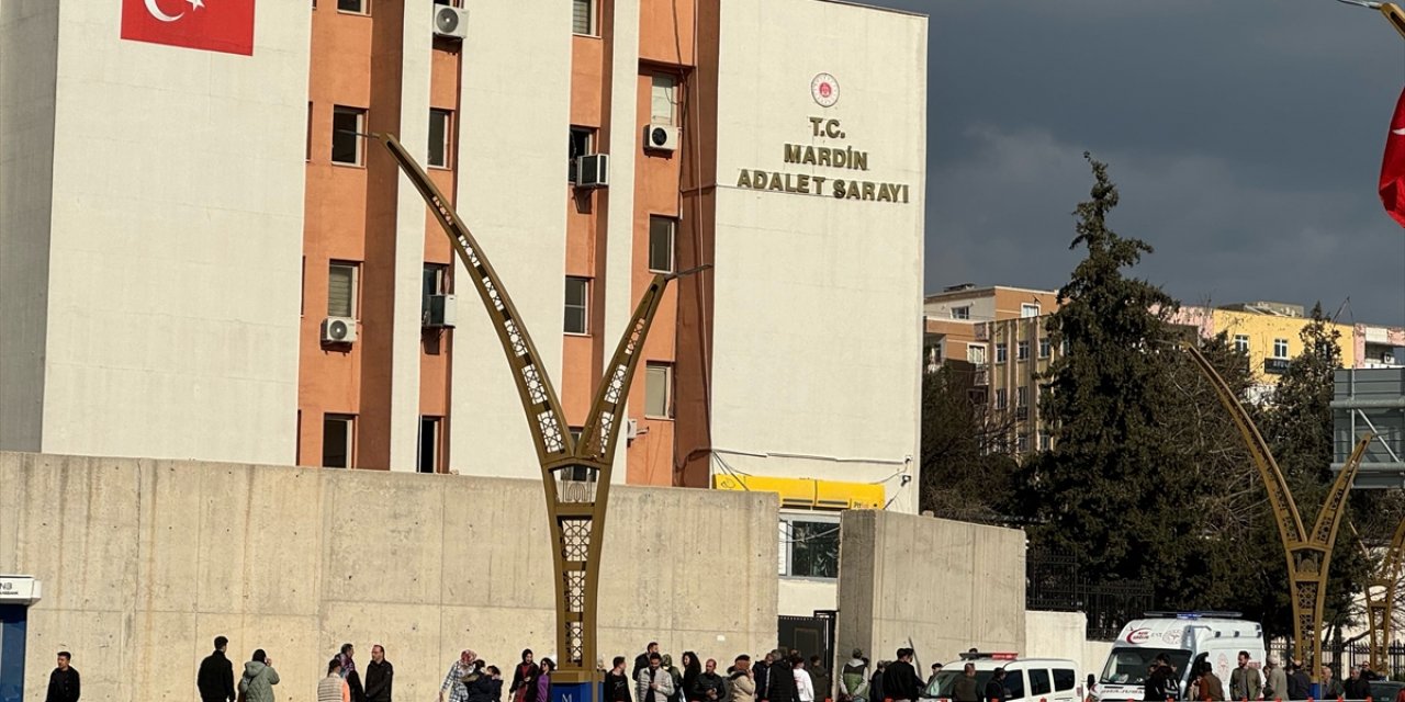 Mardin'de adliye binası önünde çıkan kavgada 1'i polis 5 kişi yaralandı