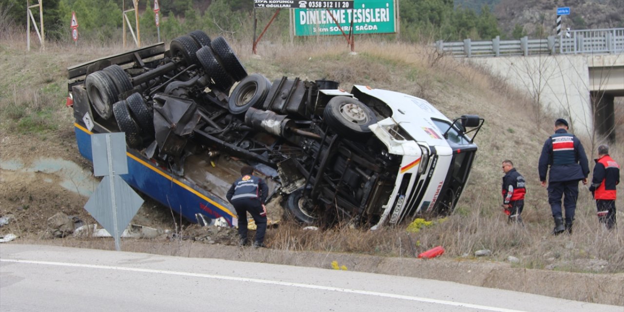 Amasya'da devrilen yakıt tankerinin sürücüsü yaralandı