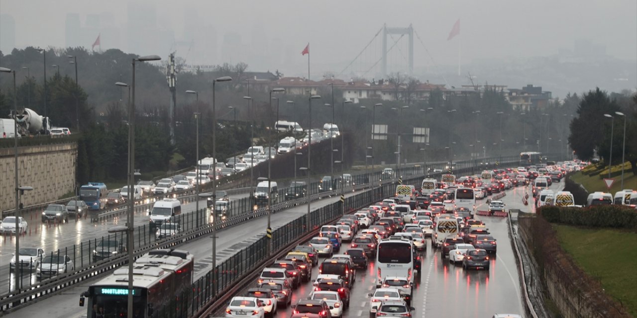 İstanbul'da haftanın son gününde trafik yoğunluğu yüzde 90'a çıktı