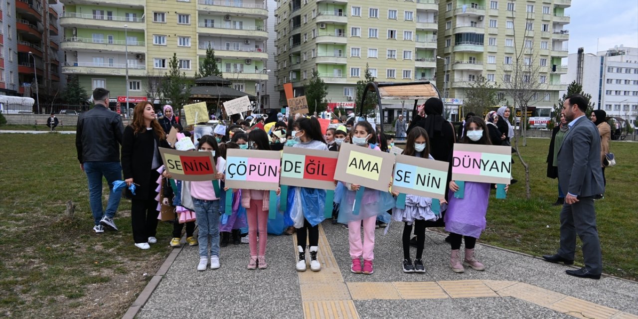 Siirt’te öğrenciler geri dönüşüm kostümleriyle çevre temizliği yaptı