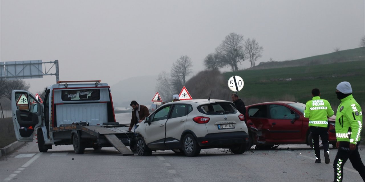 Samsun’da iki otomobilin çarpıştığı kazada 3 kişi yaralandı