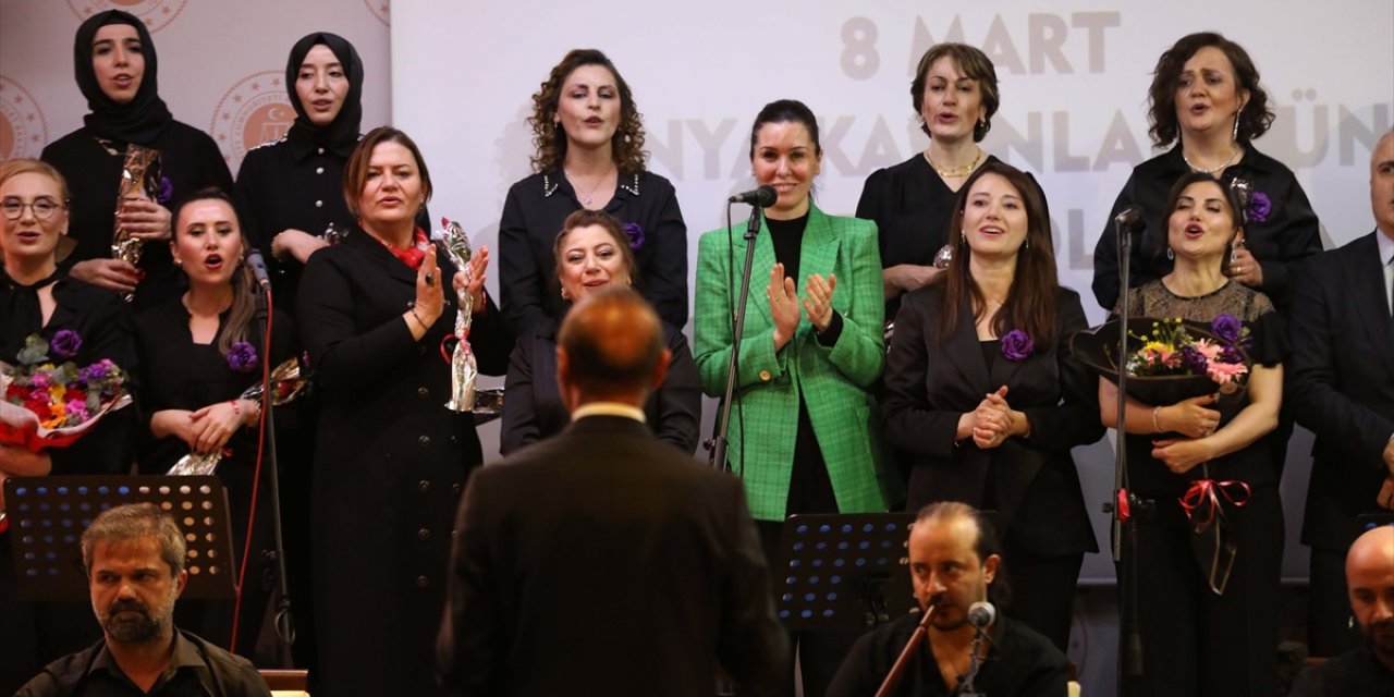 Samsun Adliyesi'nde hakim, savcı ve memur kadınlardan oluşan koro konser verdi