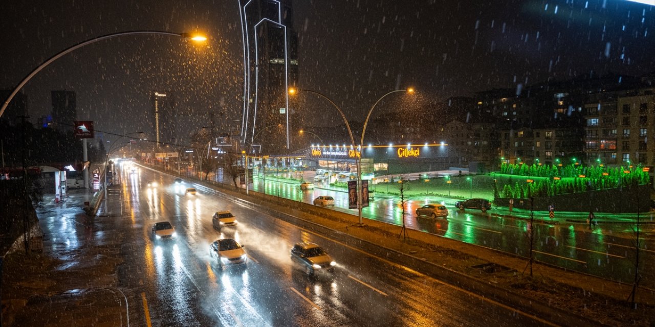 Ankara'da kar ve karla karışık yağmur etkili oluyor