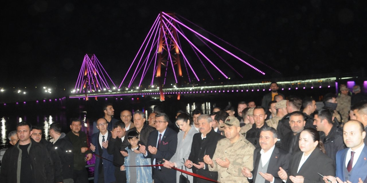 Şırnak'ta Dicle Nehri üzerinde yapılan İsmail Ebul-İz El-Cezeri Köprüsü törenle hizmete açıldı