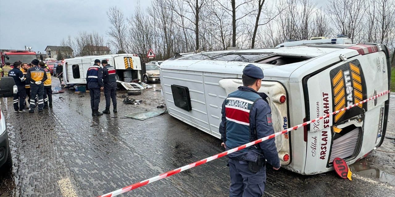 Bartın'da işçi servislerinin çarpıştığı kazada 1 kişi öldü, 27 kişi yaralandı