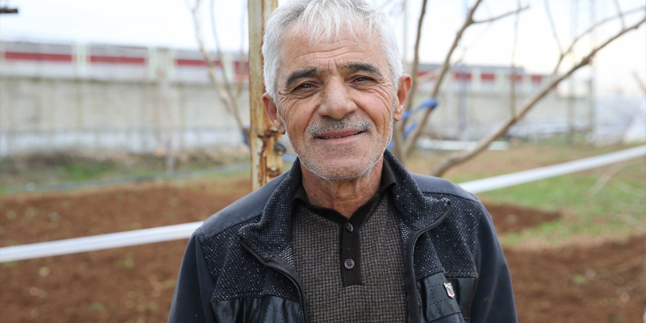 Siirt'te 48 yıllık bahçıvan nasırlaşan ellerine rağmen topraktan vazgeçemiyor
