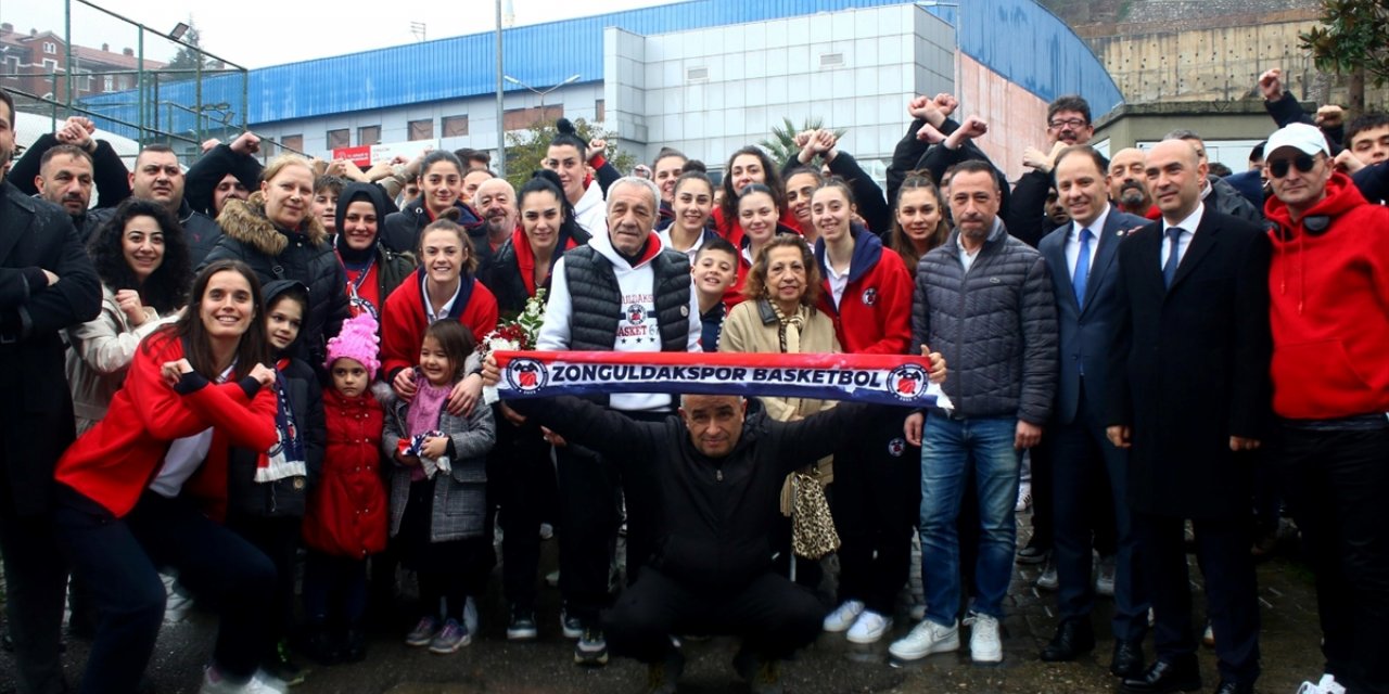 TKBL'de şampiyonluğu garantileyen Zonguldak Spor Basket 67 kentte coşkuyla karşılandı