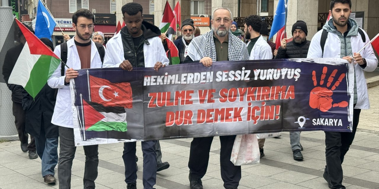 Sakarya'da hekimler ve sağlık çalışanları Gazze için "sessiz" yürüyüşlerini sürdürdü