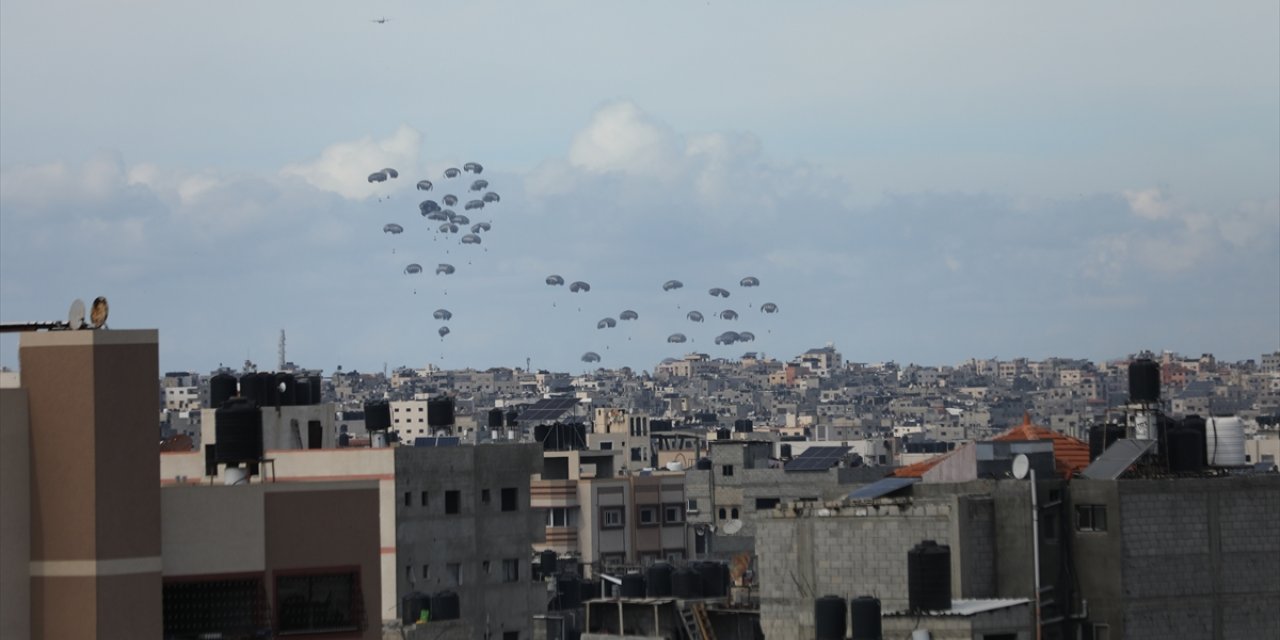 Ürdün, İsrail'in açlığa sürüklediği Gazze'ye 4 ülkeyle havadan insani yardım indirdi