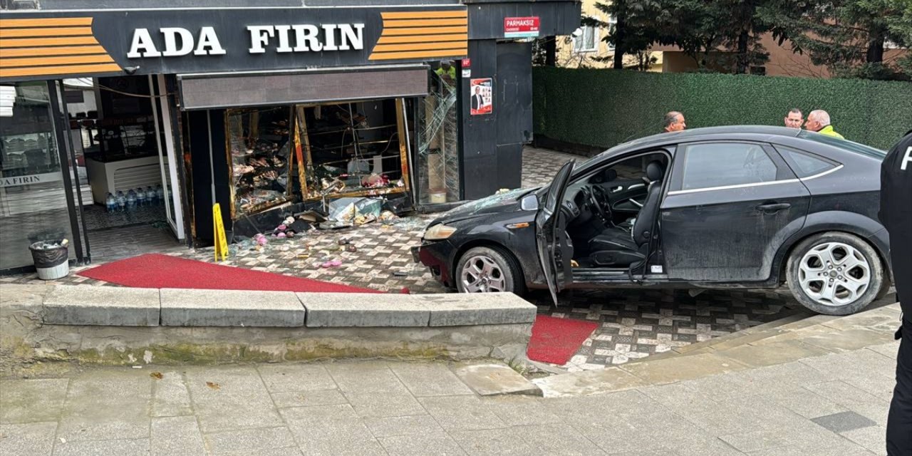 Büyükçekmece'de fren yerine gaza basan sürücü, otomobiliyle fırına girdi