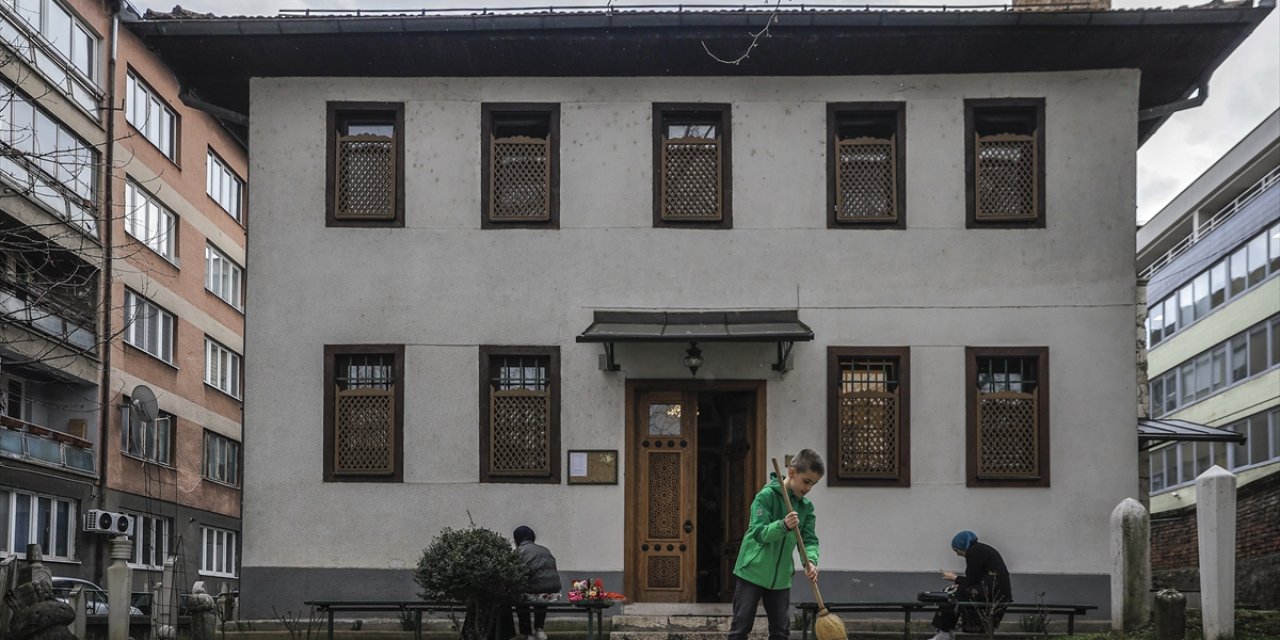 Boşnaklar, ramazan hazırlıkları kapsamında geleneksel cami temizliği yaptı