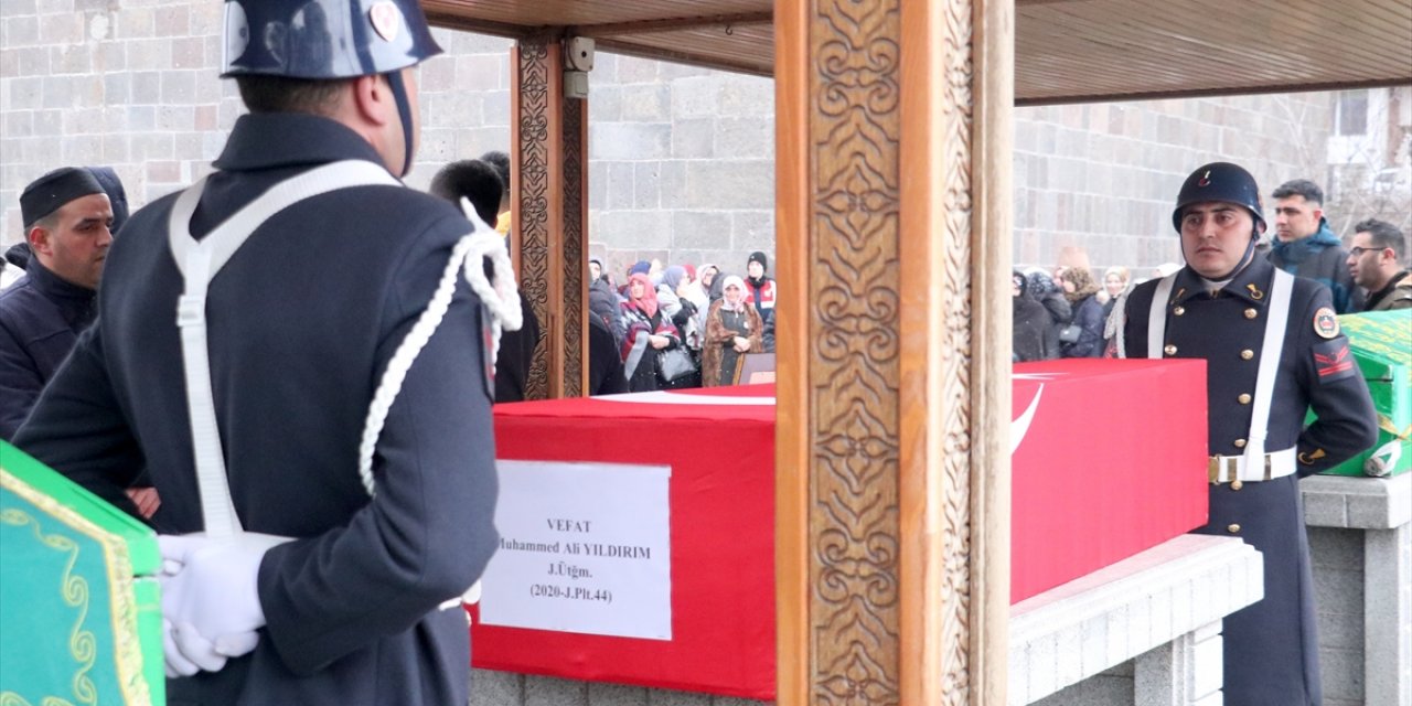 Siirt'te motosiklet kazasında hayatını kaybeden üsteğmen Yıldırım, Erzurum'da toprağa verildi