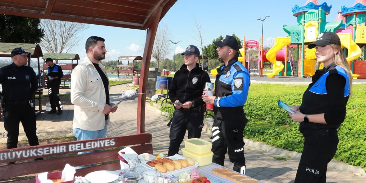 Adana'da polis hırsızlık ve dolandırıcılık olaylarına karşı vatandaşı bilgilendirdi