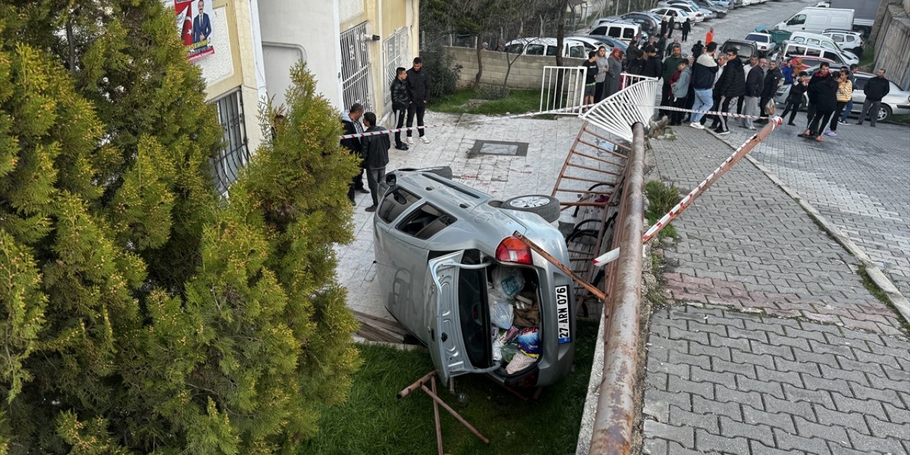 Gaziantep'te otomobilin apartman bahçesine devrilmesi sonucu 1 kişi ağır yaralandı