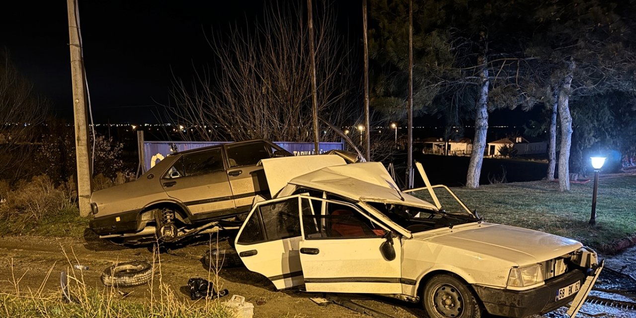 Aksaray'da otomobiller çarpıştı 6 kişi yaralandı