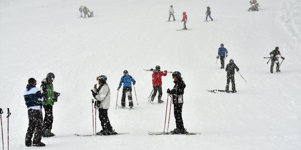 İlkbaharda yağan kar Sarıkamış Kayak Merkezi'ndeki turizmcileri sevindirdi