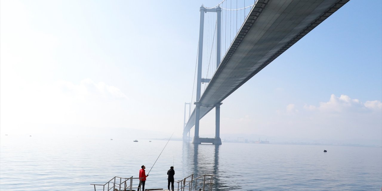 Osmangazi Köprüsü'nün altı olta balıkçılarının uğrak yeri oldu