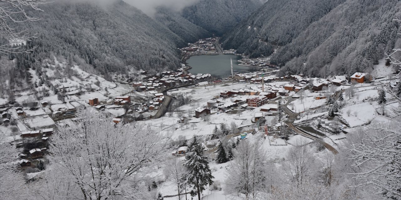 Trabzon'un yüksek kesimlerine kar yağdı