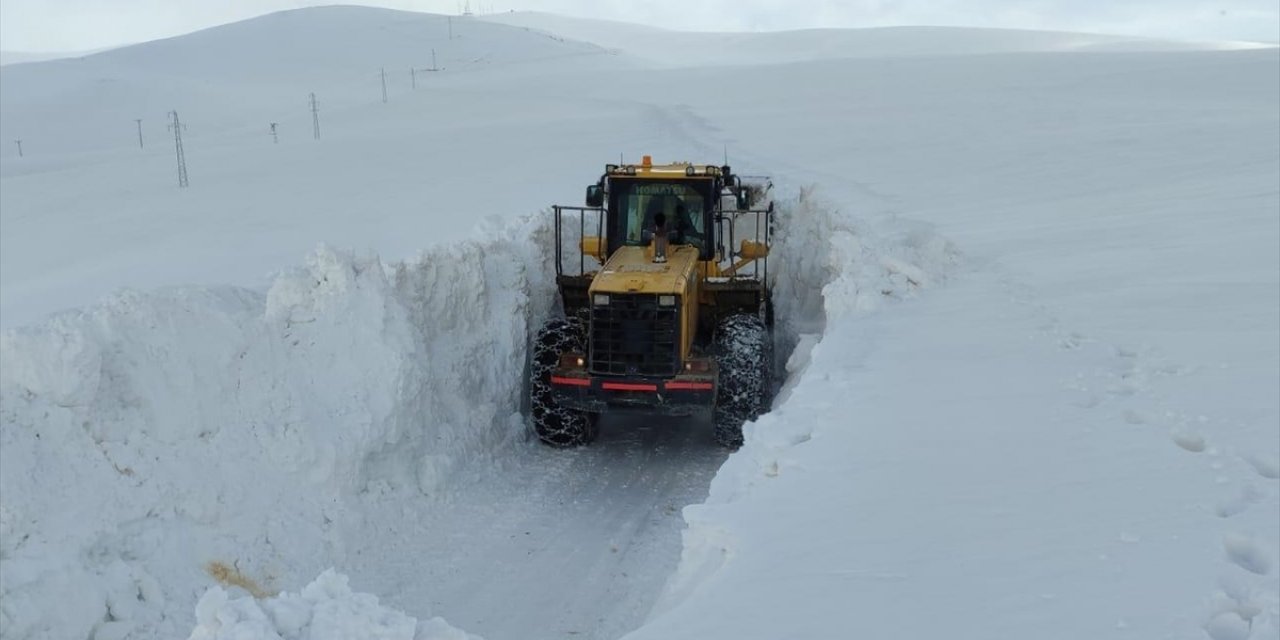 Van'da çığ nedeniyle kapanan yol ekiplerin çalışmasıyla açıldı