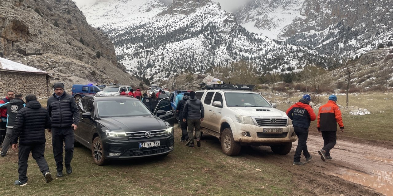 Aladağlar'da kayak sırasında üzerine kar kütlesi düşen kadın rehber öldü