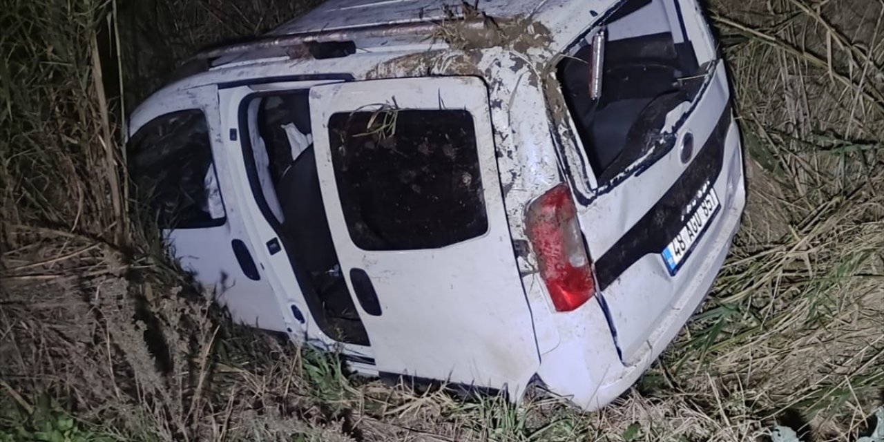 İzmir'de devrilen hafif ticari araçtaki 5 kişi yaralandı