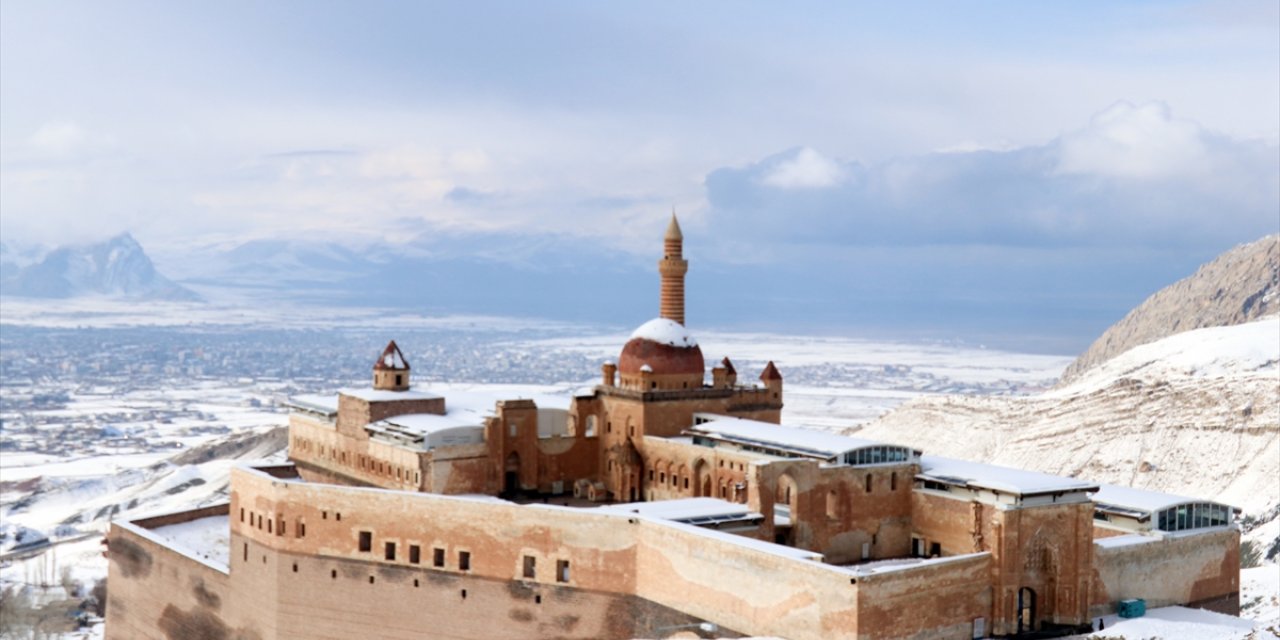 Tarihi İshak Paşa Sarayı martta karla kaplandı