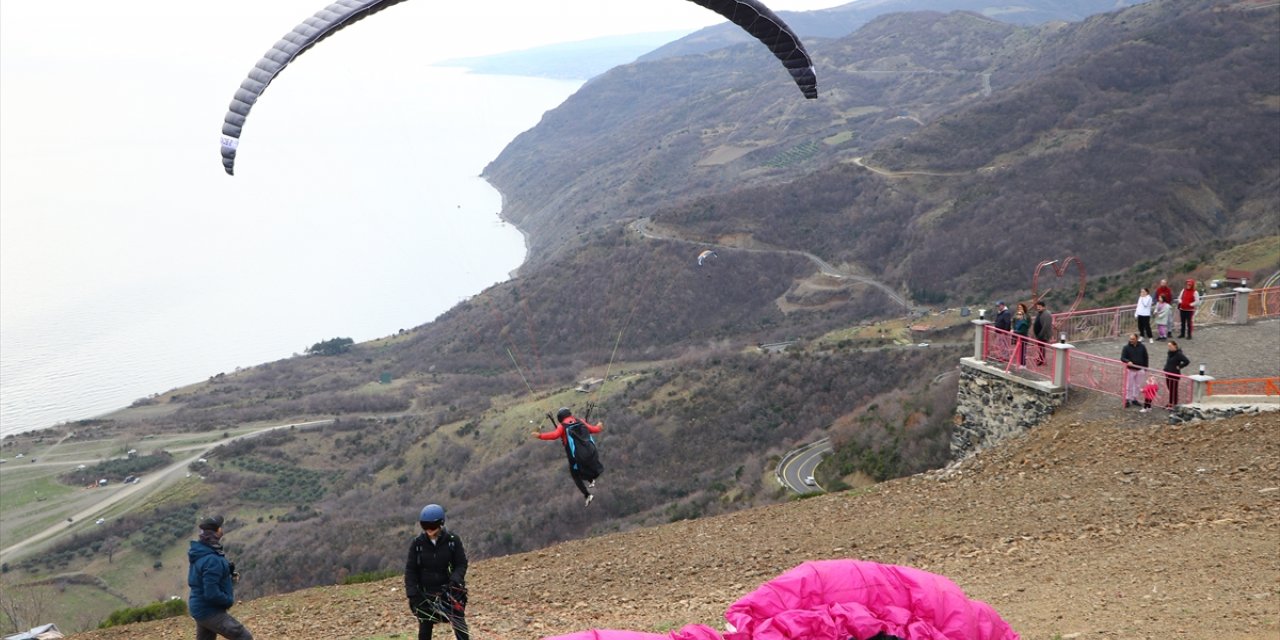 Yabancı turistlerin de keşfettiği Uçmakdere'de yamaç paraşütü uçuşlarının sayısı artıyor