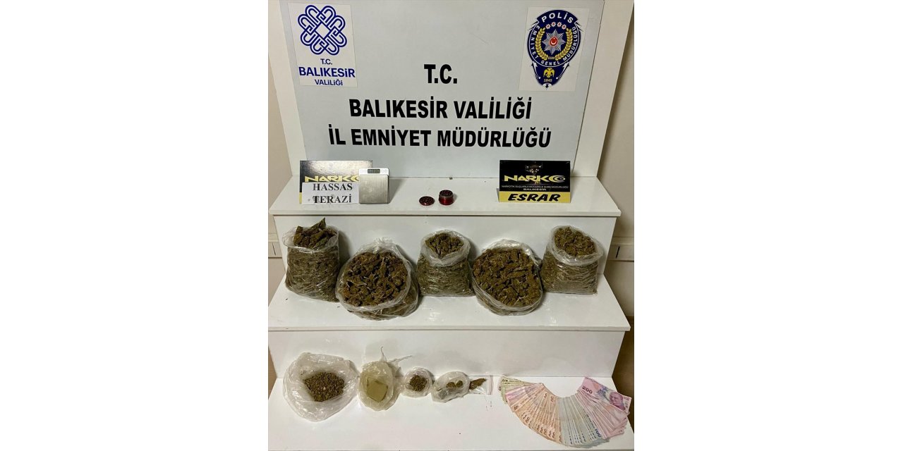 Balıkesir'de bavula gizlenmiş 2 kilo 510 gram esrar ele geçirildi